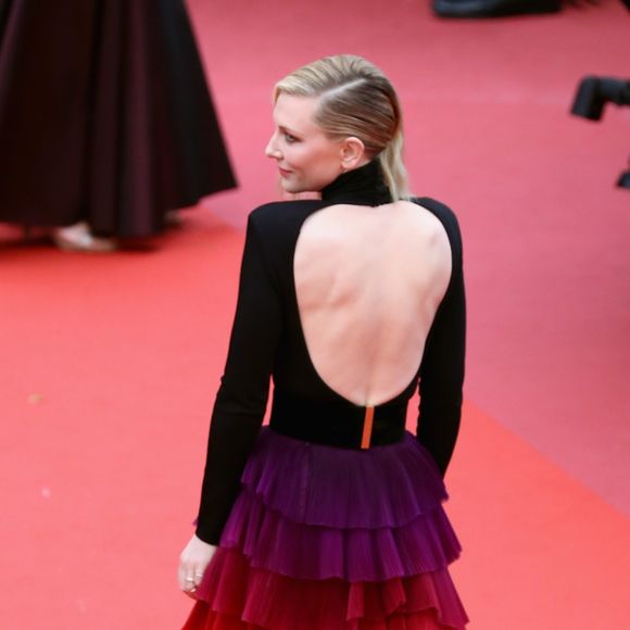 Cate Blanchett usou blusa de gola alta com costas à mostra da Givenchy no Festival de Cannes