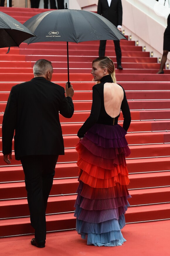 Cate Blanchett precisou ser guiada por um ajudante com guarda-chuva durante tapete vermelho de Cannes