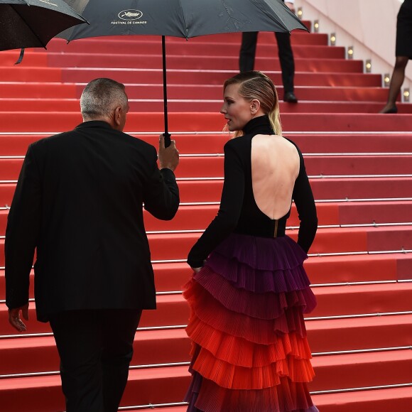 Cate Blanchett precisou ser guiada por um ajudante com guarda-chuva durante tapete vermelho de Cannes