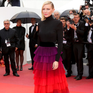 Saia de Cate Blanchett no Festival de Cannes combina cores quentes e frias