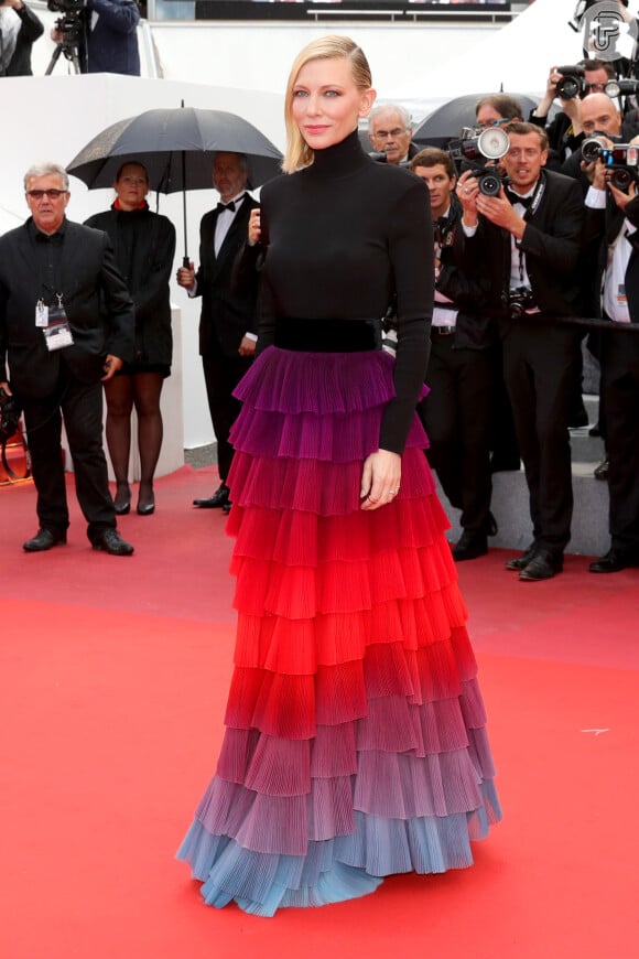 Saia de Cate Blanchett no Festival de Cannes combina cores quentes e frias