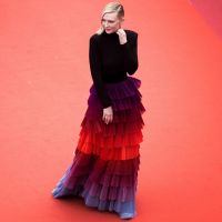 Cor e movimento! Cate Blanchett usa saia em camada dégradé em Cannes
