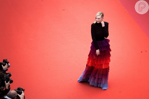 Cate Blanchett usou look composto por saia em camadas com colorido dégradé na exibição do filme 'Blackkklansman' nesta segunda-feira, dia 14 de maio de 2018, no Festival de Cannes