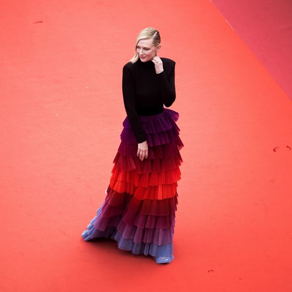 Cate Blanchett usou look composto por saia em camadas com colorido dégradé na exibição do filme 'Blackkklansman' nesta segunda-feira, dia 14 de maio de 2018, no Festival de Cannes