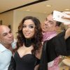 Anitta fez selfie com o cabeleireiro e o maquiador após a transformação