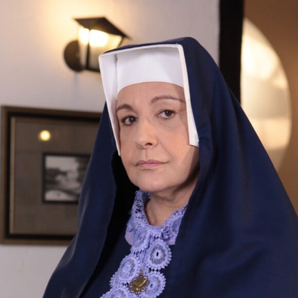 Madre Superiora (Eliana Gutmann) aconselha a mãe de Frida (Sienna Belle) a fazer terapia junto da menina, no capítulo que vai ao ar terça-feira, dia 22 de maio de 2018, na novela 'Carinha de Anjo'