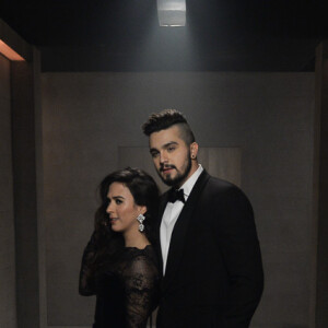 Tatá Werneck usou um vestido preto com detalhes em renda no clipe de Luan Santana