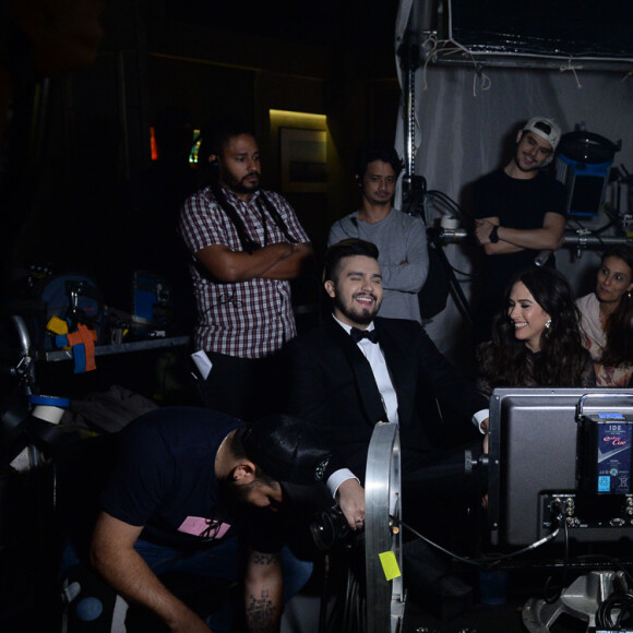 Tatá Werneck e Luan Santana se divertiram nos bastidores de clipe