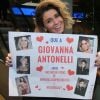 Giovanna Antonelli posou com os cartazes que recebeu de fãs