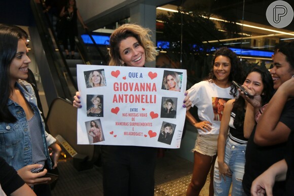 Giovanna Antonelli posou com os cartazes que recebeu de fãs