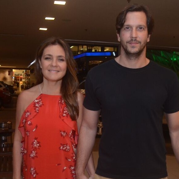 Adriana Esteves e Vladimir Britchta assistiram à estreia de 'Segundo Sol' com o elenco da novela