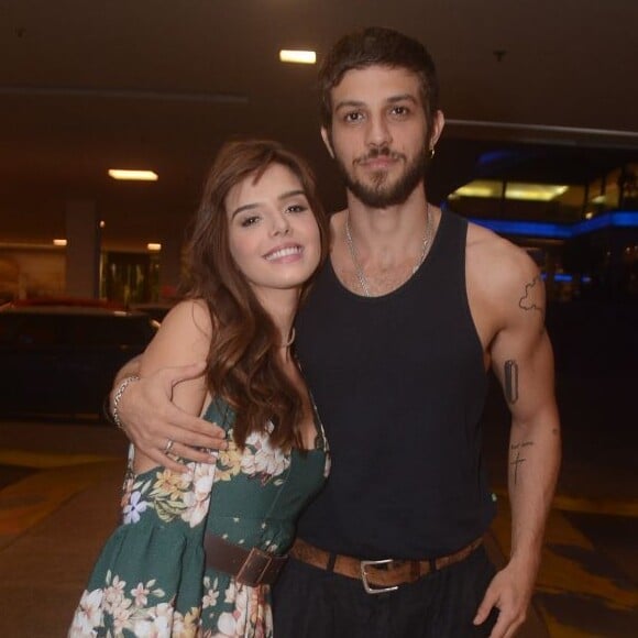 Giovanna Lancellotti e Chay Suede posaram juntos ao chegarem para assistir à estreia da novela 'Segundo Sol'