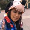 O marido de Simone, Kaká Diniz, mostrou a sertaneja de chapéu do Mickey e enrolada em uma toalha na Disneyland de Paris, na França
