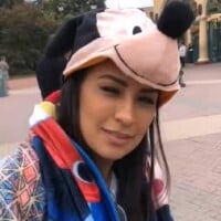 De chapéu do Mickey, cantora Simone curte férias com família na Disney de Paris