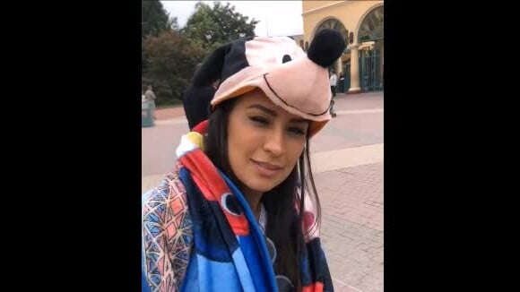 De chapéu do Mickey, cantora Simone curte férias com família na Disney de Paris