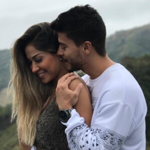 Mayra Cardi e Arthur Aguiar anunciaram a gestação da primeira filha dia 20 de abril de 2018