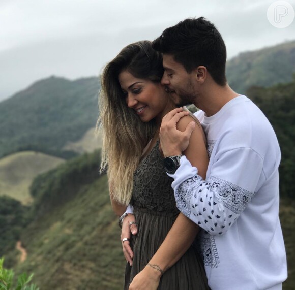 Mayra Cardi e Arthur Aguiar anunciaram a gestação da primeira filha dia 20 de abril de 2018