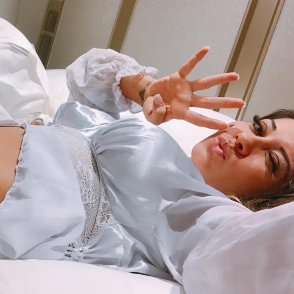 Mayra Cardi explicou o motivo da barriga pequena aos 4 meses de gravidez nesta terça-feira, 15 de maio de 2018