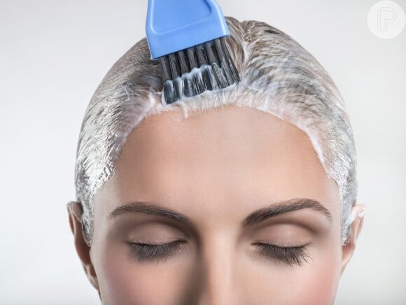 Tirar os resíduos do cabelo não é fácil, mas a esfoliação capilar pode te dar uma ajudinha! Aprenda a fazer o tratamento com a cabeleireira Lili Garcia!