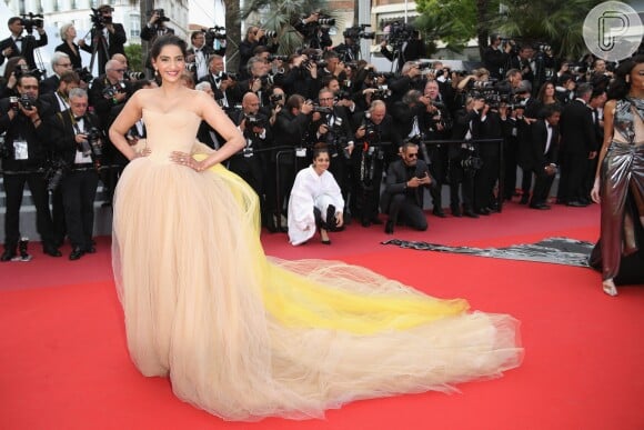 A atriz indiana Sonam Kapoor com um vestido Vera Wang no lançamento do filme 'Han Solo: Uma História Star Wars', no Festival de Cannes