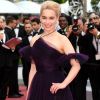 Emilia Clarke elegeu look ultra violet e de tule para o lançamento do filme 'Han Solo: Uma História Star Wars', no Festival de Cannes, nesta terça-feira, 15 de maio de 2018
