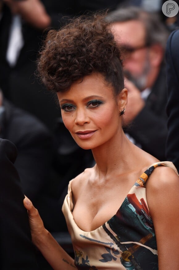 Thandie Newtown investiu na tendência do delineado azul na première do filme 'Han Solo: Uma História Star Wars', no Festival de Cannes