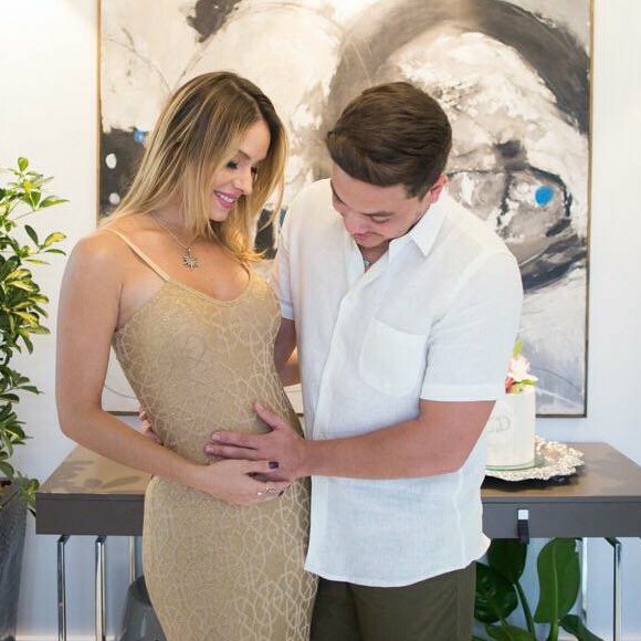 Wesley Safadão e a mulher, Thyane Dantas, viajaram para Orlando, onde montaram o enxoval do segundo filho do casal
