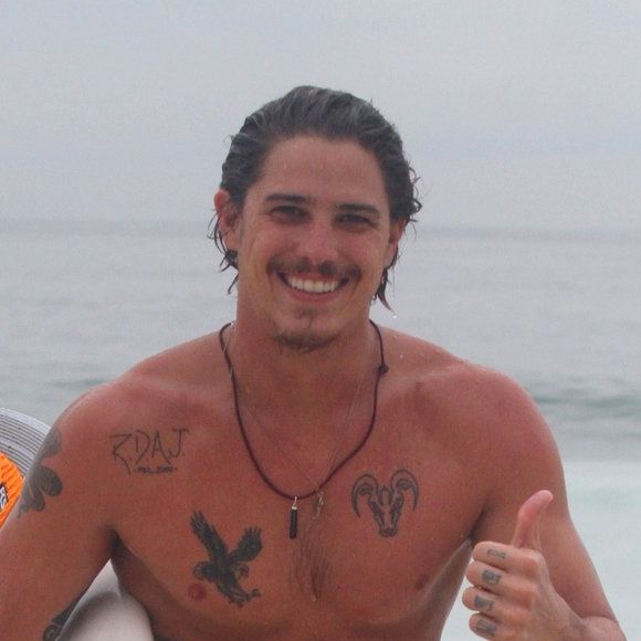 Romulo Neto apareceu de mãos dadas com Yanna Lavigne em Búzios