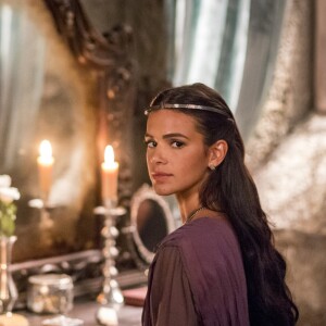 Catarina (Bruna Marquezine) rebate Otávio (Alexandre Borges) nos próximos capítulos da novela 'Deus Salve o Rei': 'Só mesmo através de chantagem para uma mulher se casar com um ser repulsivo como você!'