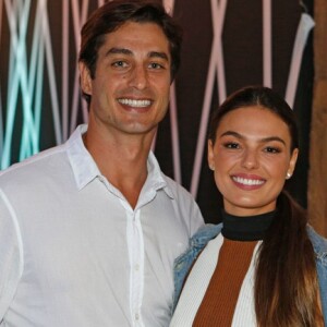'Quando o destino se cumpre e as metades diferentes se encontram algo sublime se forma, o amor cumpriu seu papel e deixou seu legado!', escreveu Isis Valverde para o noivo, André Resende