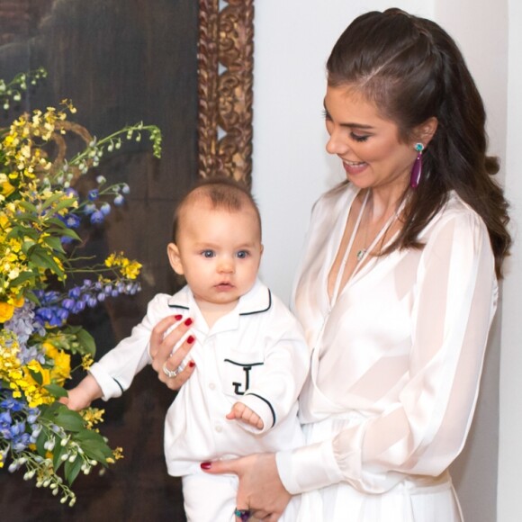 Bruna Hamú falou sobre dificuldade ao fazer o filho, Júlio, de 1 ano, dormir no colo