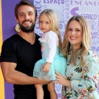 Filha de Rafael Cardoso e Mari Bridi fala com barriga de grávida da mãe:'Te amo'