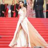 Cannes 2018: Adriana Lima usa colar de safira e vestido vintage no tapete vermelho nesta quarta-feira, dia 16 de maio de 2018