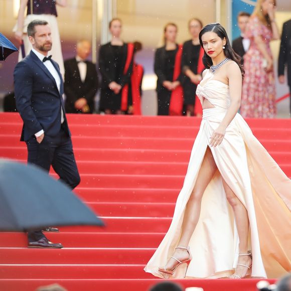 Cannes 2018: Adriana Lima usa colar de safira e vestido vintage no tapete vermelho nesta quarta-feira, dia 16 de maio de 2018