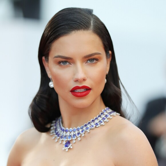 Adriana Lima usou colar Chopard de safira com brincos de brilhantes