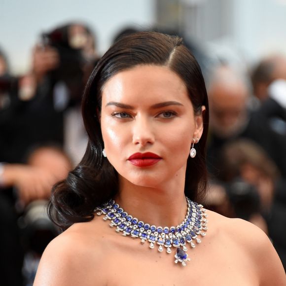 Adriana Lima completou a produção com make iluminada e batom vermelho poderoso