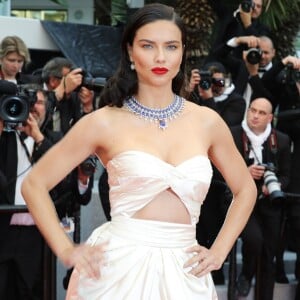 Adriana Lima apostou em um vestido com recorte na cintura