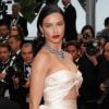 Adriana Lima apostou na beleza clássica em Cannes: batom vermelho e cabelos ondulados