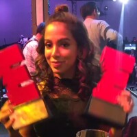 Anitta comemora prêmios de Melhor Cantora e Vídeo Musical no México: 'Conquista'