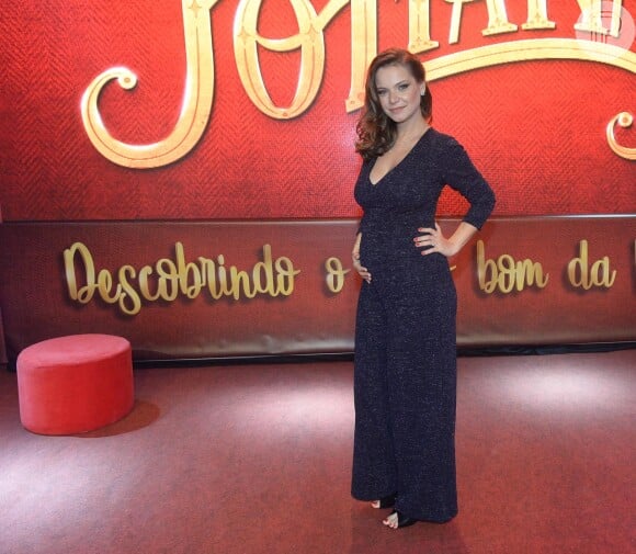Grávida, Milena Toscano exibiu a barriguinha de 6 meses ao assistir à estreia da novela 'As Aventuras de Poliana', nos estúdios do SBT, em São Paulo