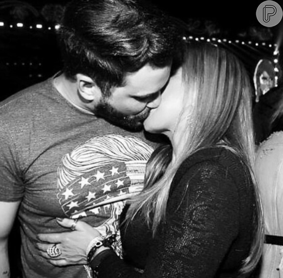 Zilu Camargo postou foto beijando o namorado, Marco Augusto Ruggiero, na madrugada desta quinta-feira, 17 de maio de 2018