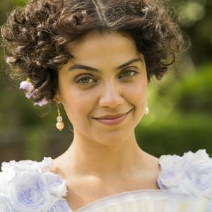 Amélia (Letícia Persiles) se revolta com Ema (Agatha Moreira) acreditando que a casamenteira está afim de seu noivo, Jorge (Murilo Rosa) nos próximos capítulos da novela 'Orgulho e Paixão': 'Você está ultrapassando todos os limites! Por favor, Ema... fique longe de Jorge!'