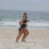 Grazi Massafera correu na areia da praia ao lado da atriz Anna Lima