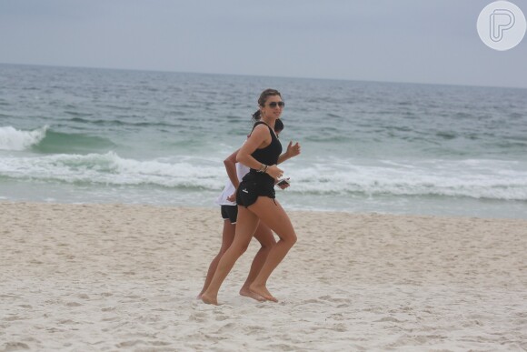 Grazi Massafera correu na areia da praia ao lado da atriz Anna Lima