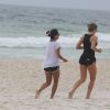 Grazi Massafera se exercitou na praia da Barra da Tijuca, na Zona Norte do Rio, ao lado da atriz Anna Lima no início da tarde desta terça-feira, 8 de julho de 2014. De shortinho, Grazi mostrou que está em ótima forma física