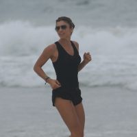 Grazi Massafera corre de shortinho e mostra boa forma em praia carioca