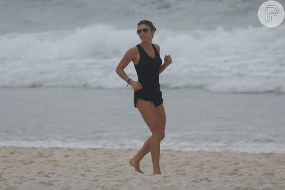 Grazi Massafera se exercitou na praia da Barra da Tijuca, na Zona Norte do Rio, nesta terça-feira, 8 de julho de 2014