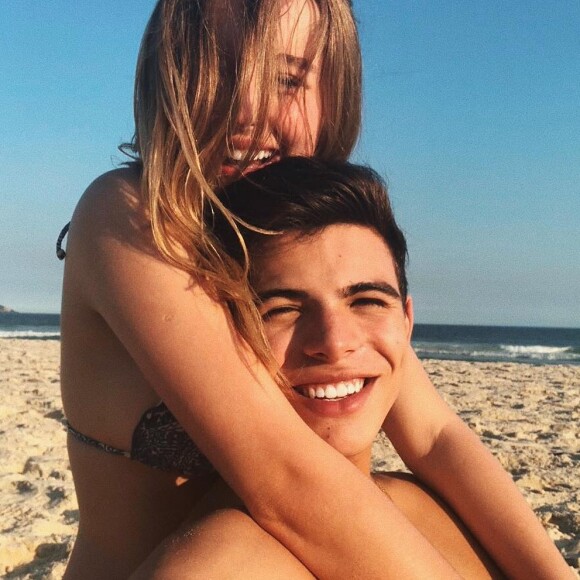 Thomaz Costa atualmente namora a atriz Duda Reis