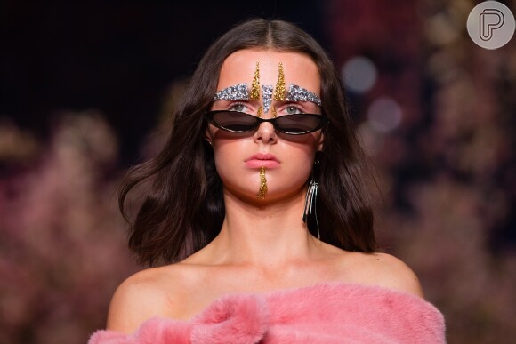 A designer Camilla Franks trouxe às passarelas a tendência do mini-óculos