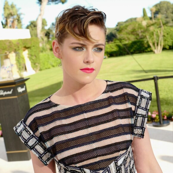 Kristen Stewart usou um vestido listrado Chanel com inspiração náutica